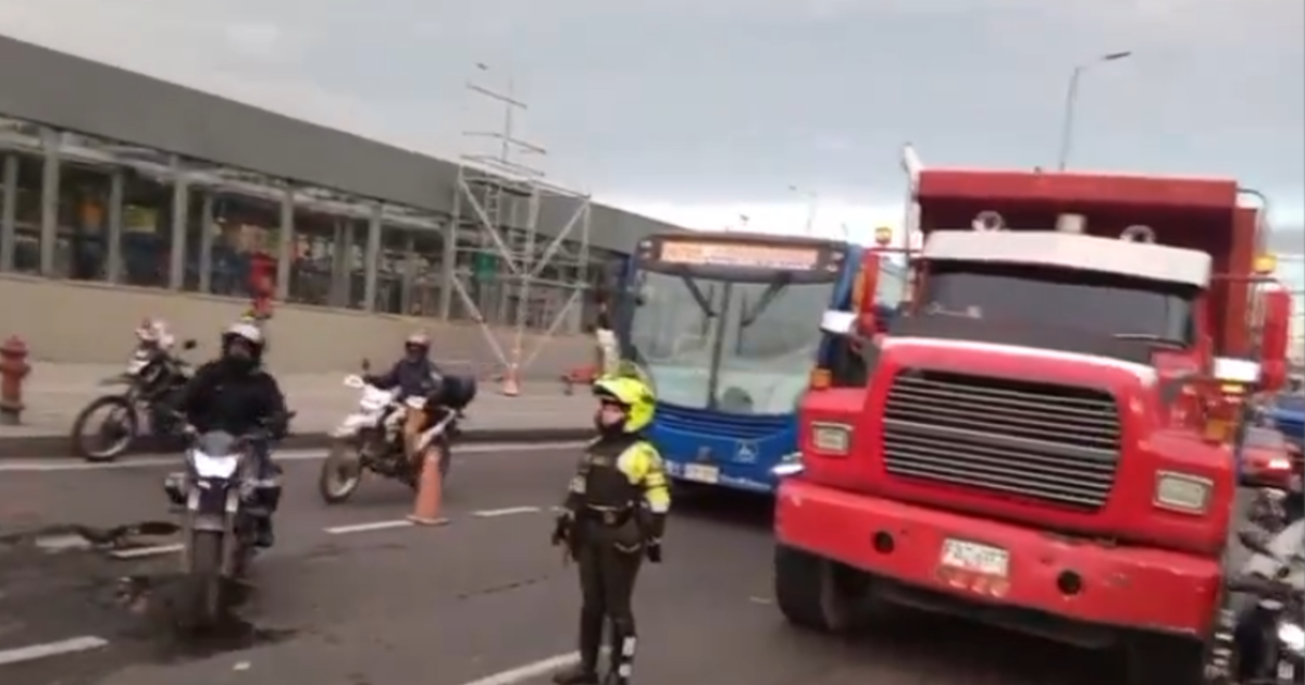 Imagen de un camión en una calle