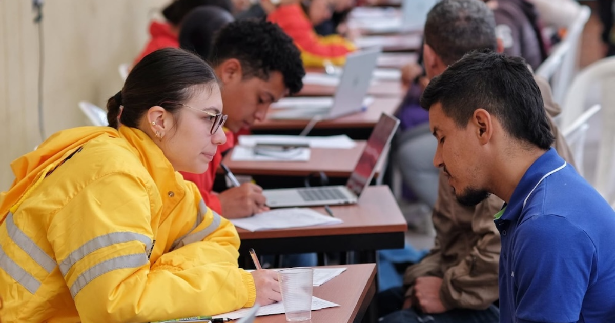 Imagen de una funcionaria de Integración Social atendiendo a una persona