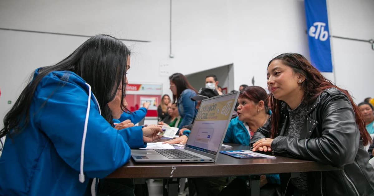 Una mujer accediendo a información del programa Conexión Social – Bogotá me conecta