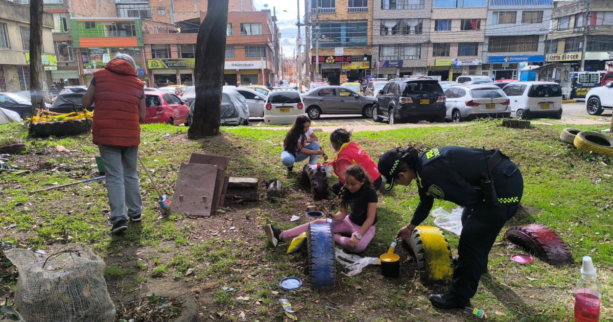 Imagen de personas trabajando en la recuperación de un parque