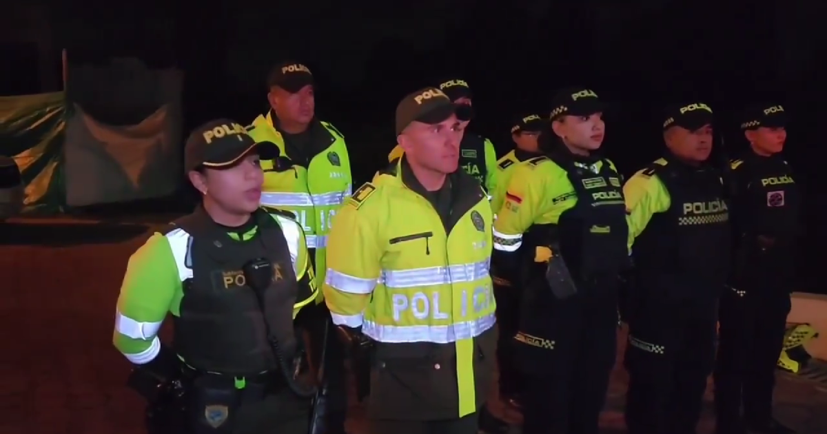 Imagen de policías recibiendo órdenes