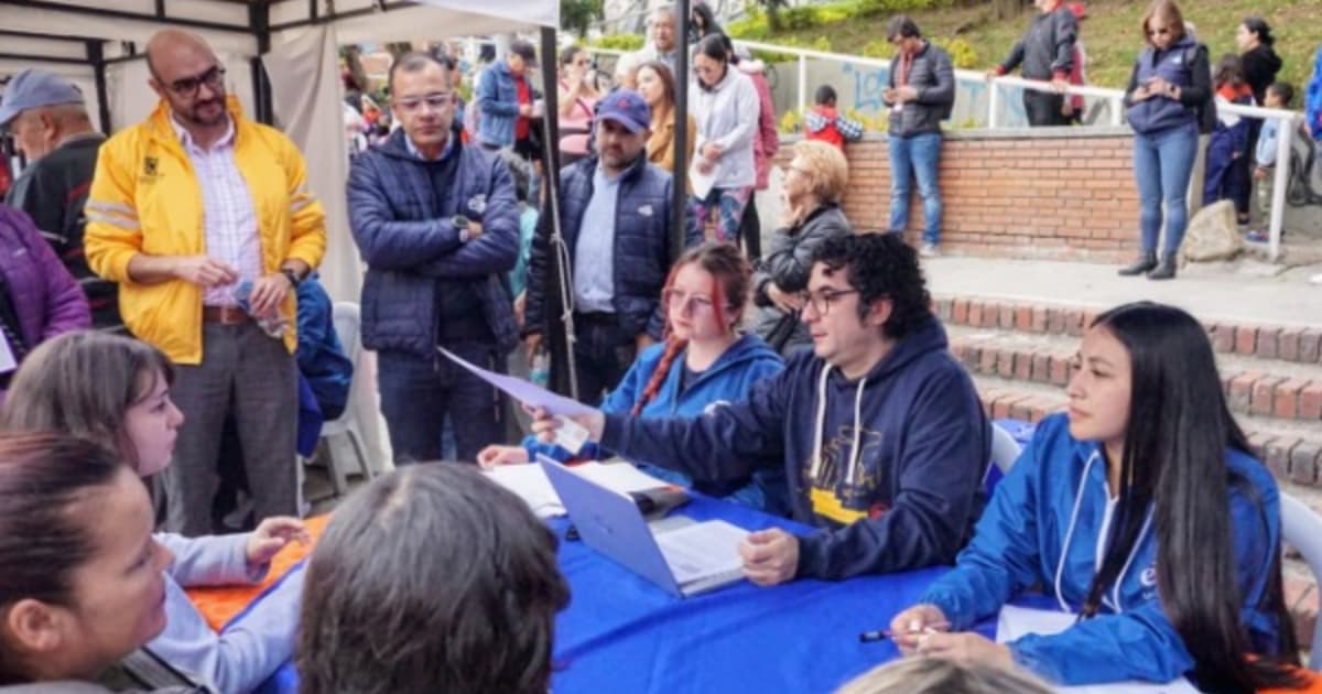 Funcionarios de Integración Social atendiendo a la comunidad