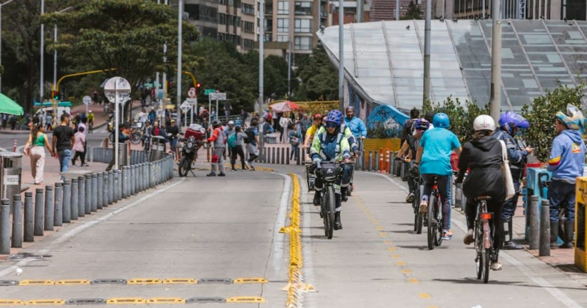 Foto de personas en bicicleta en Bogotá