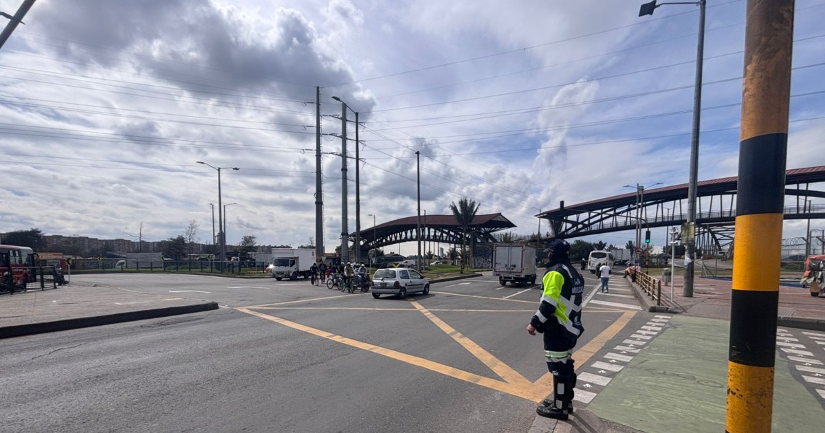 Foto que muestra vehículos andando por las calles
