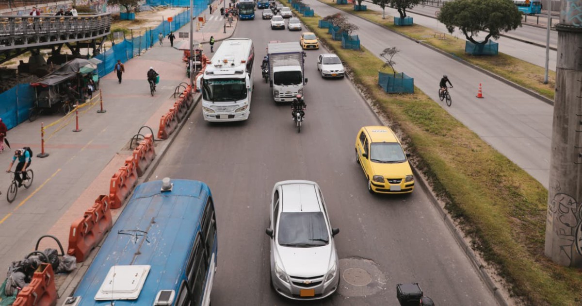 Foto que muestra vehículos andando por las calles