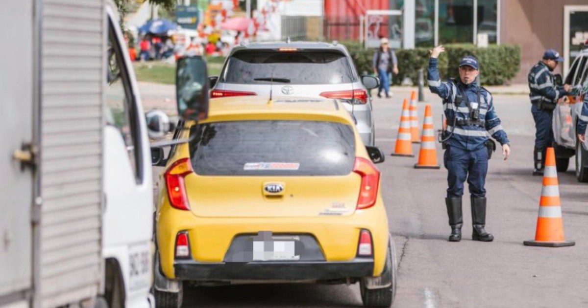 Foto que muestra vehículos andando por las calles