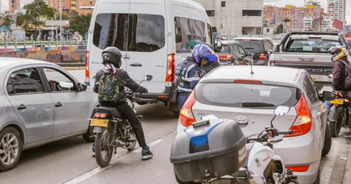 Imagen de una via de Bogotá en la que circulan diferentes tipos de vehículos