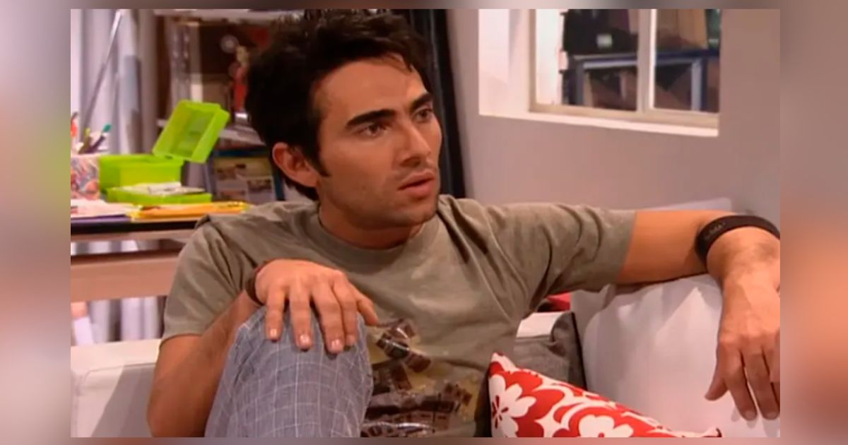 Imagen del actor Jimmy Vásquez sentado en un sillón