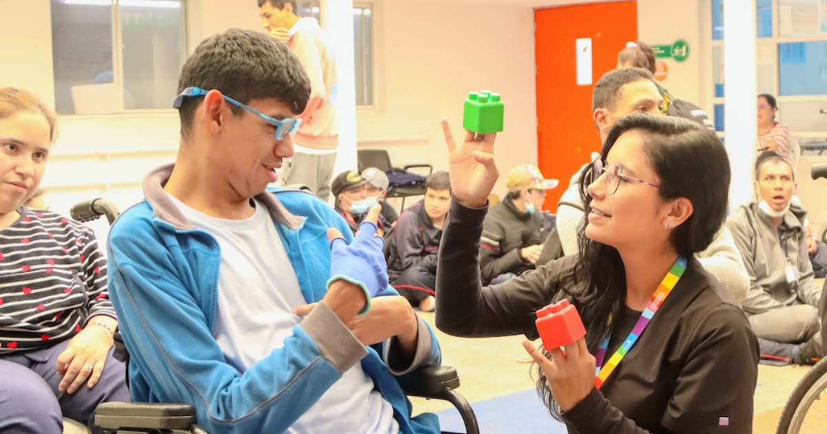 Imagen de una persona con discapacidad recibiendo un taller didáctico 