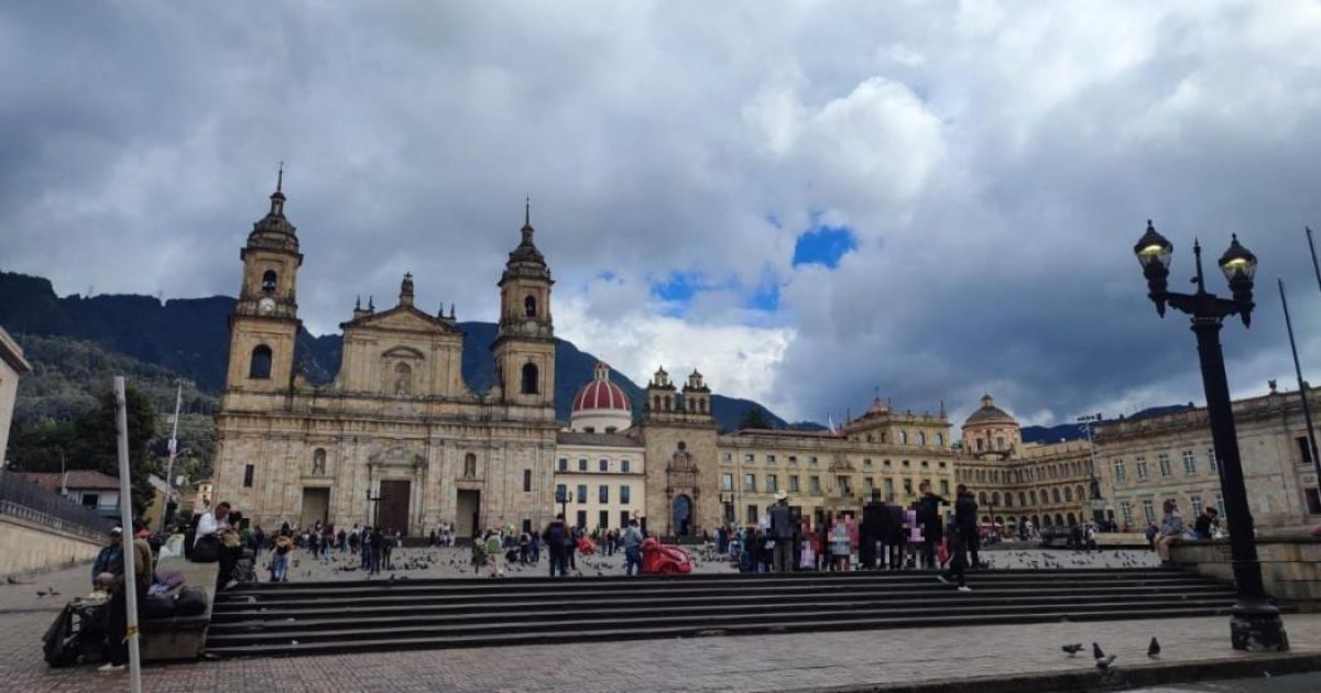 Imagen panorámica de la Plaza de Bolívar de Bogotá en la que se ve evidencia un día soleado