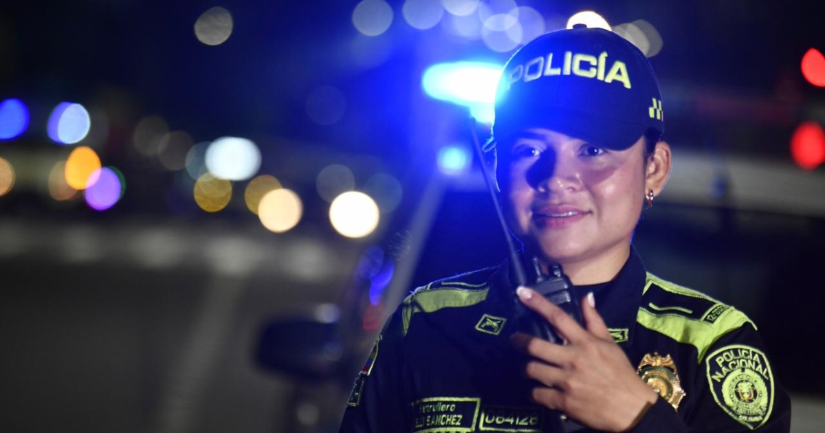 Imagen de una policía en la calle