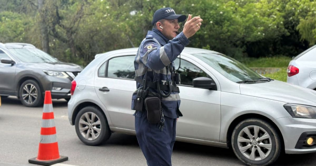 Foto de un agente de tránsito en una vía de Bogotá