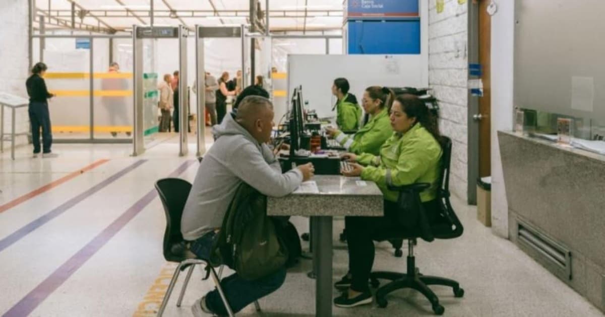 Foto de un ciudadano realizando un trámite de movilidad.