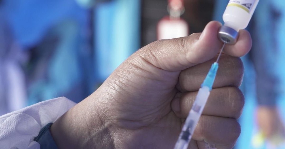 Foto que muestra una mano sosteniendo una jeringa 