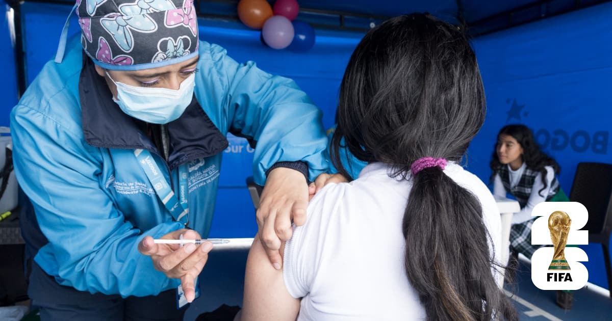 Foto de una enfermera colocando una vacuna en el hombro de una persona