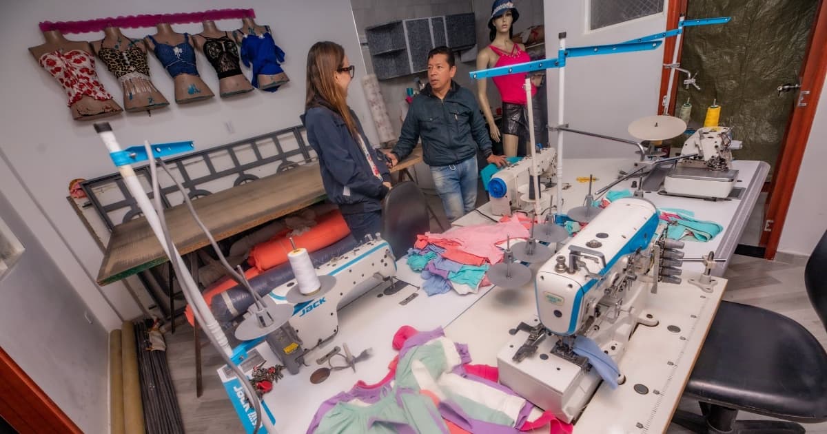 Foto de un comerciante en Bogotá recibiendo asesoría de servicios de la Secretaría Distrital de Desarrollo Económico.