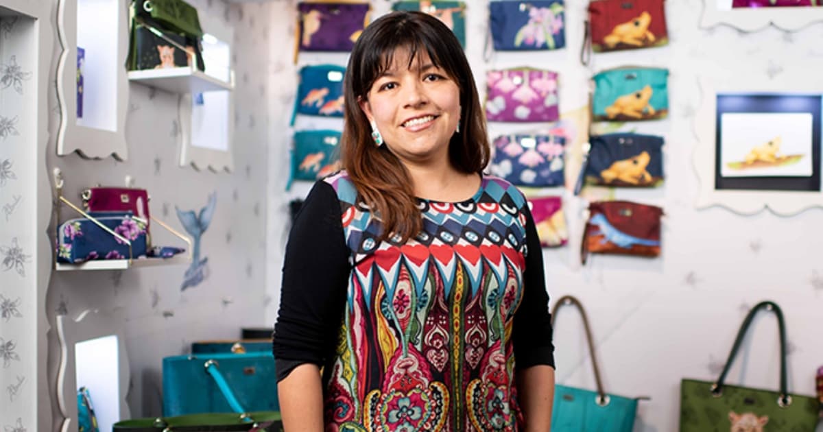 Foto de una mujer comerciante y su negocio de productos de cuero.