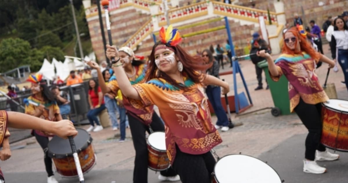 Foto de comparsas en La Candelaria, centro de Bogotá.