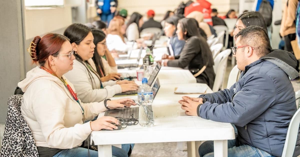 Foto de bogotanos y bogotanas accediendo a servicios de la Agencia Distrital de Empleo.