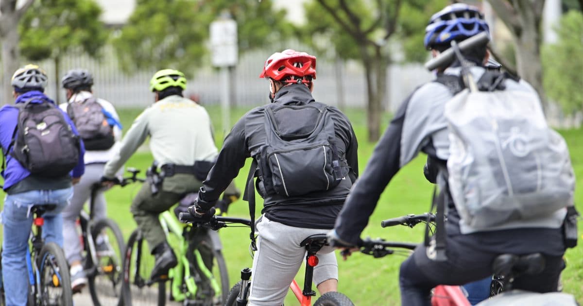 Foto de personas montando bicicleta