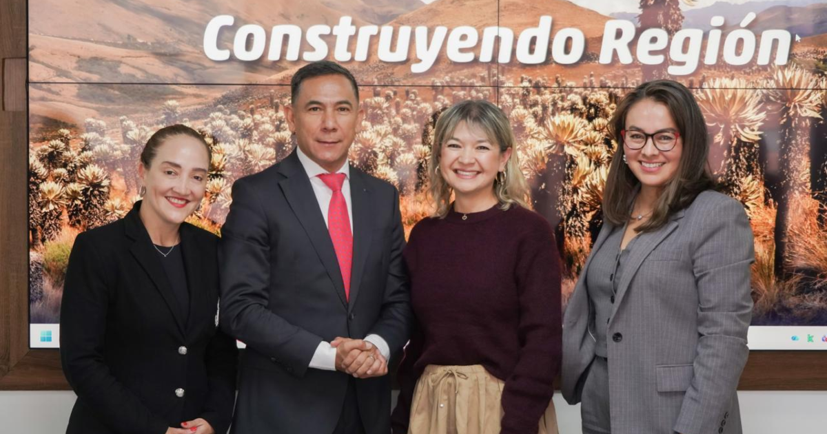 Imagen de funcionarios posando para la foto
