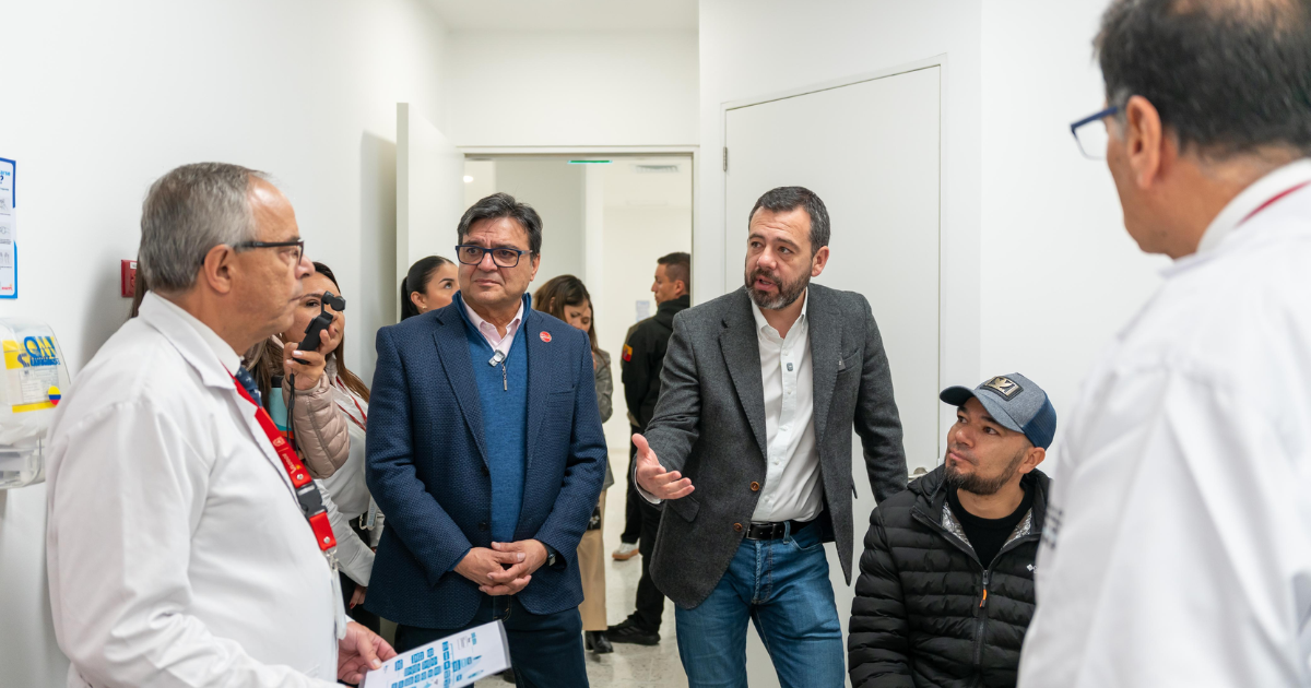 Foto del alcalde con el secretario de salud en el hospital de Usme