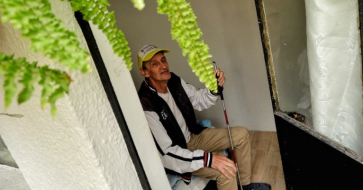 Imagen de Alberto sentado en un patio