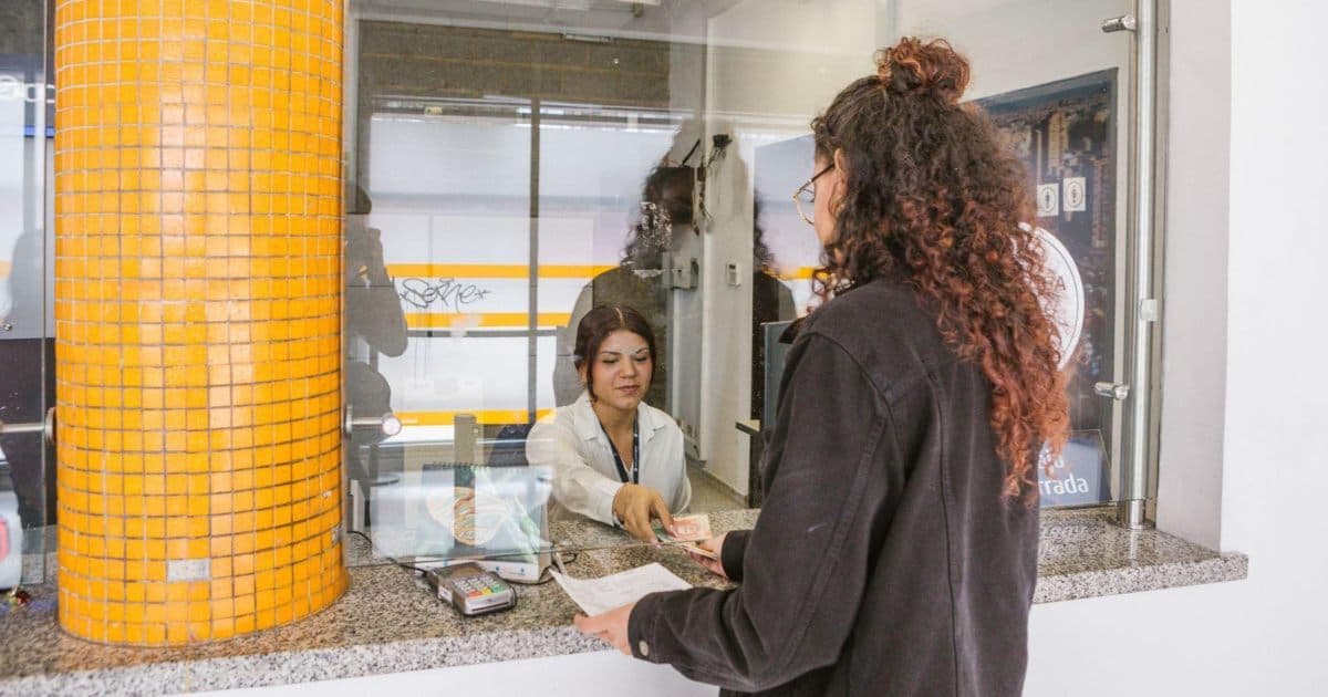 Foto de una persona realizando un trámite de movilidad.