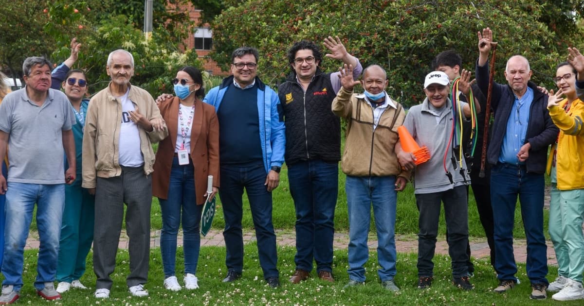 Imagen de los secretarios Roberto Angulo y Gerson Bermont junto a personas mayores en Bogotá.