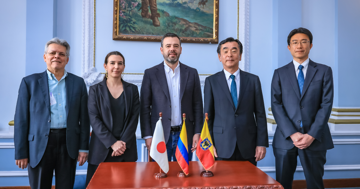 Imagen del alcalde Galán junto a representantes de Japón