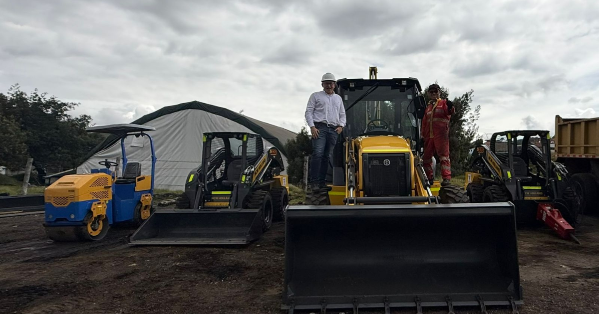 Foto de funcionarios del Distrito en obras