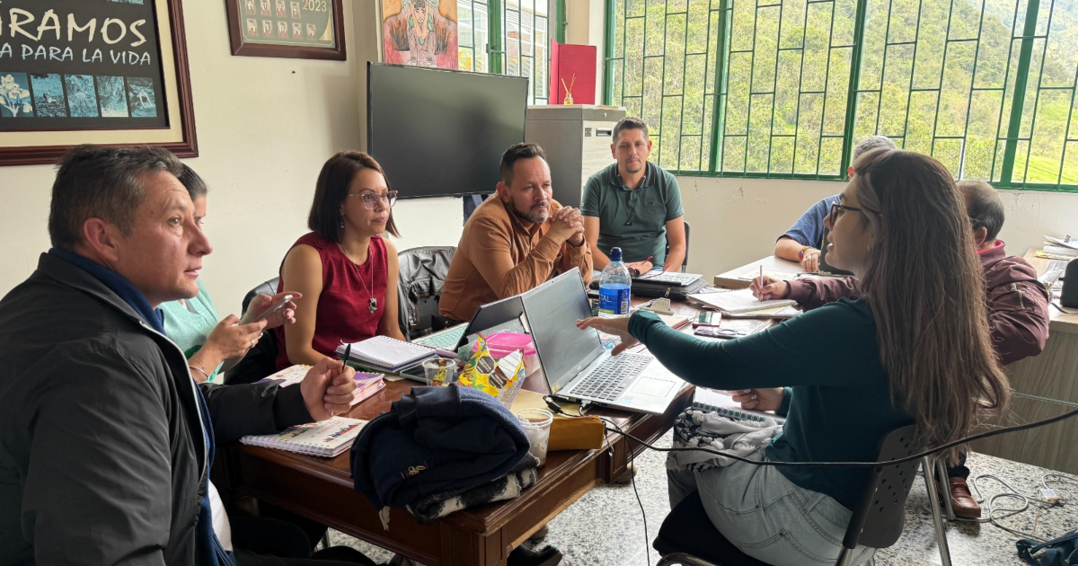 Imagen de varias personas en una reunión
