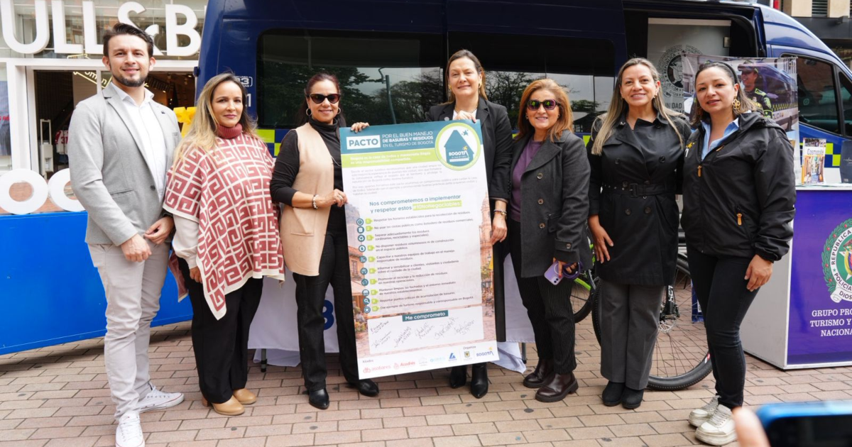 Imagen de la directora del IDT con un cartel de los diez no negociables