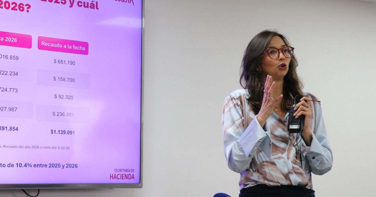 Foto de la secretaria de hacienda en una charla 