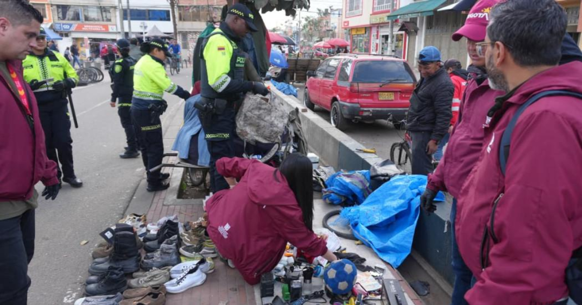 Foto de funcionarios del Distito en jornada de embellecimiento
