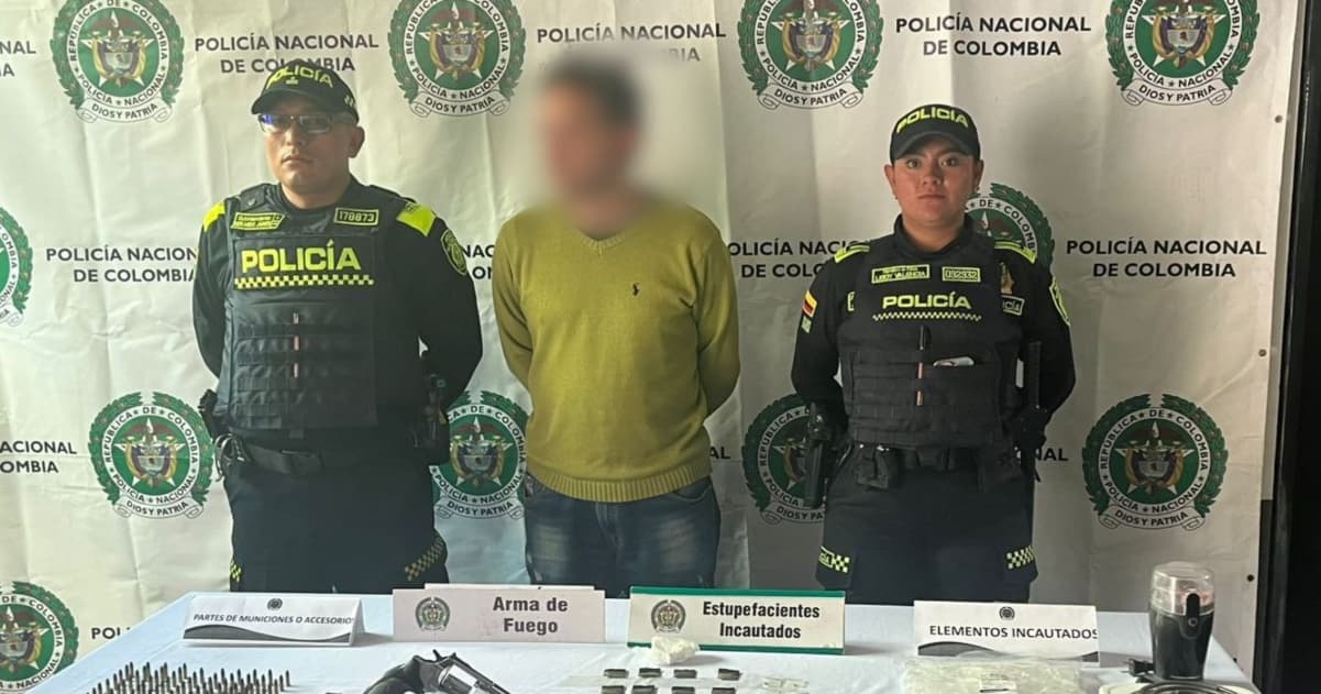 Hombre capturado con armas, droga y material incautado.