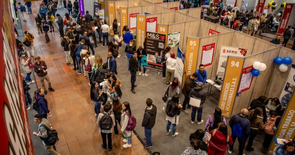 Foto de bogotanos y bogotanas asitentes a la tercera versión de la 'Megaferia de Empleo' de Bogotá en Corferias.