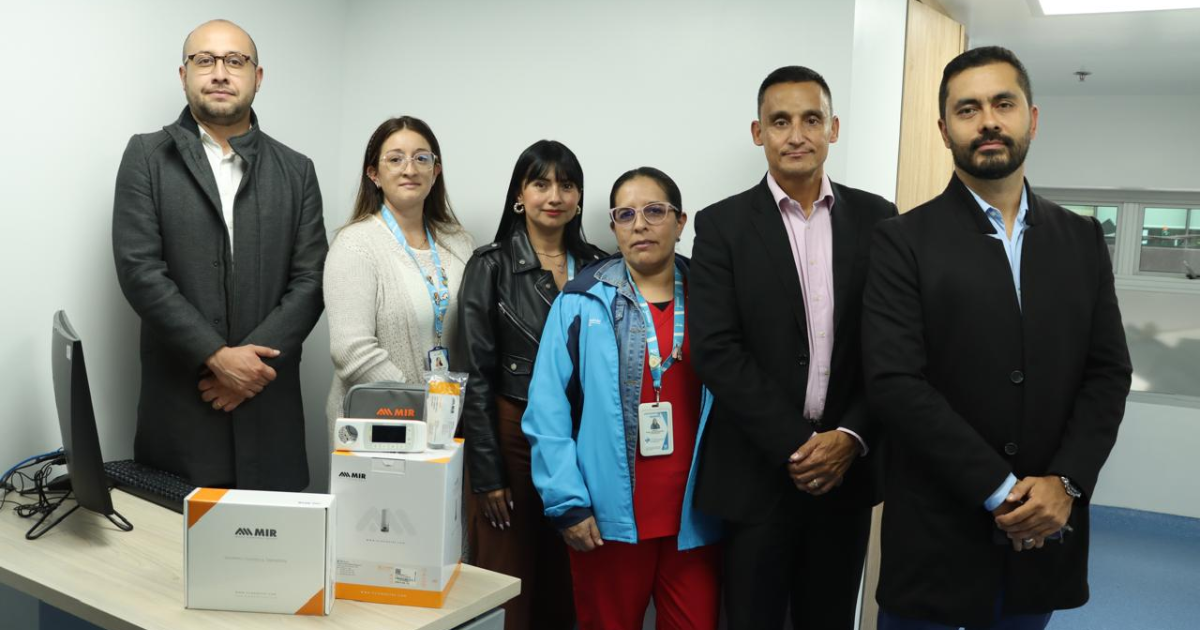 Foto de funcionarios de salud con el nuevo equipo en el Centro de Salud 29