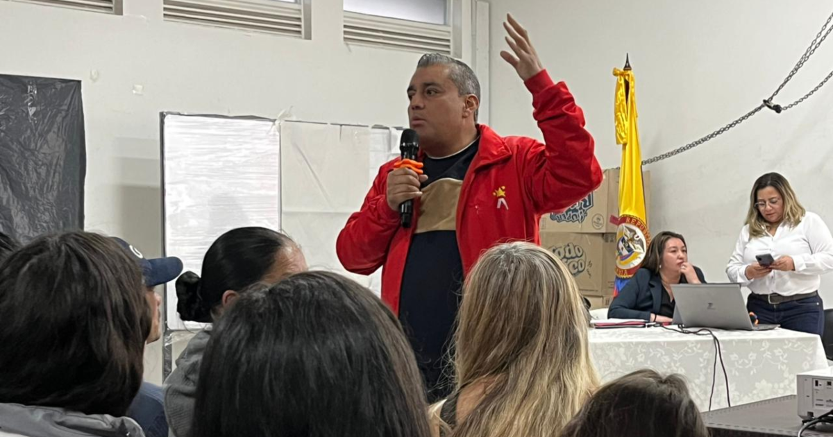 Imagen de una persona hablando en una asamblea