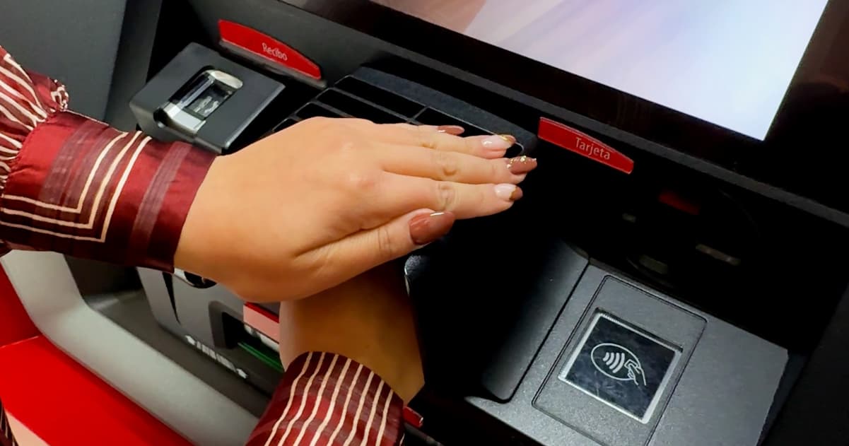 Mano de mujer retirando dinero de un cajero automático