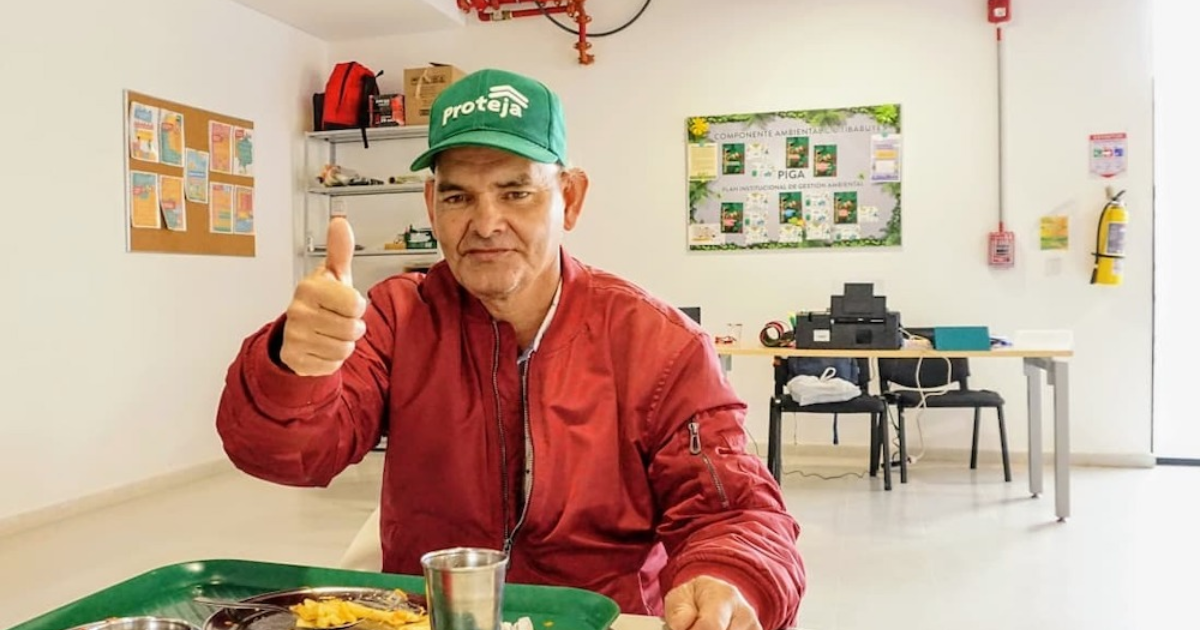 Imagen de un señor comiendo un almuerzo y posando para la foto