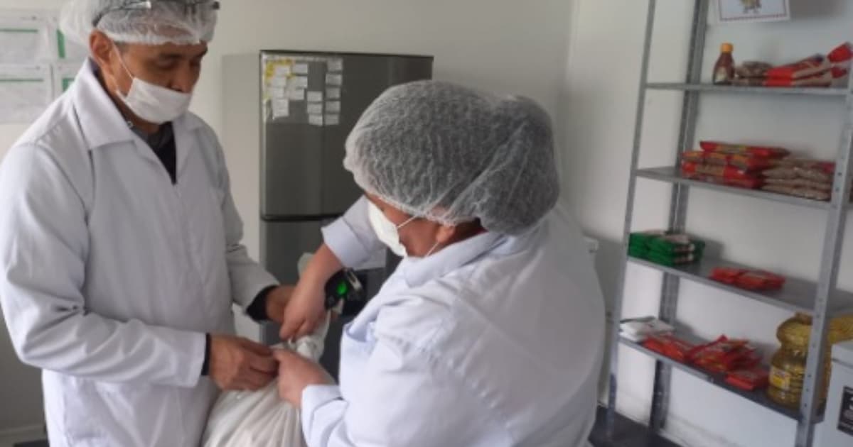 Dos personas trabajando en comedor comunitario