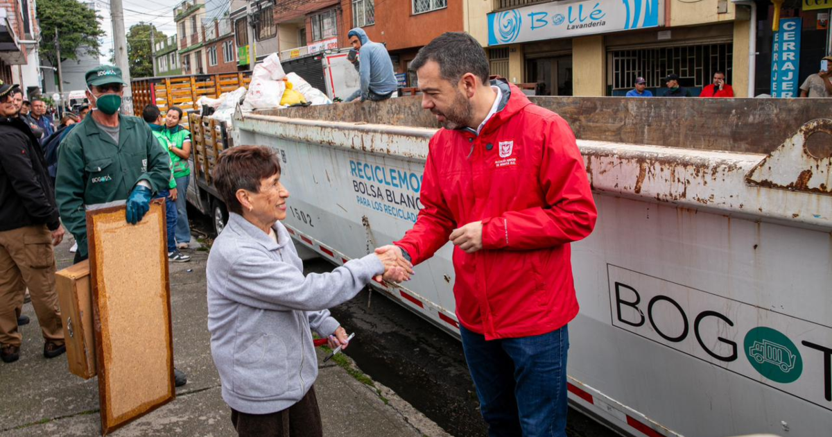 Imagen del alcalde Galán saludando a una señora en el ecopunto