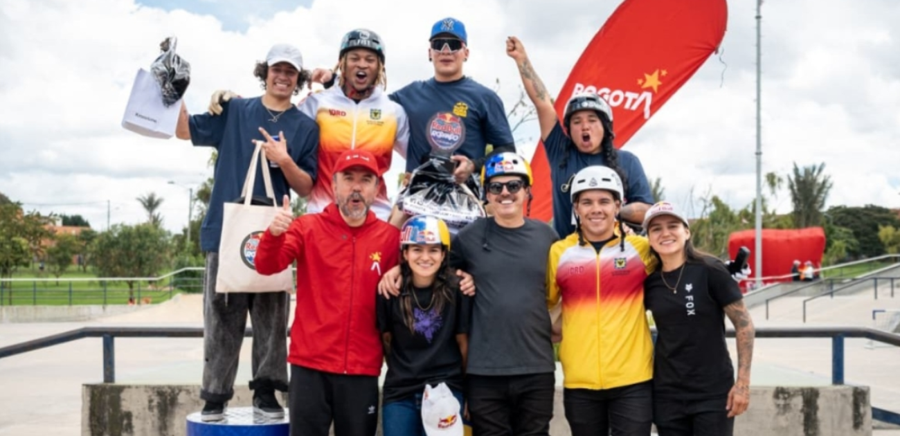 Imagen de los deportistas junto al director del IDRD, Daniel García Cañón