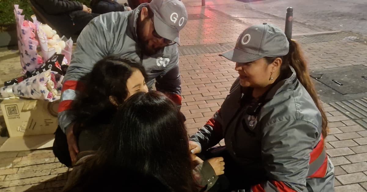 Gestores del Orden atendiendo a una ciudadana en zona de rumba