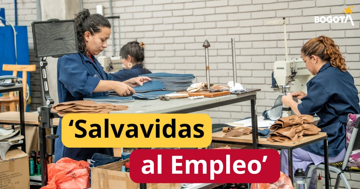 Foto de empleadas en una pequeña empresa en Bogotá y el logo de 'Salvavidas al Empleo'.