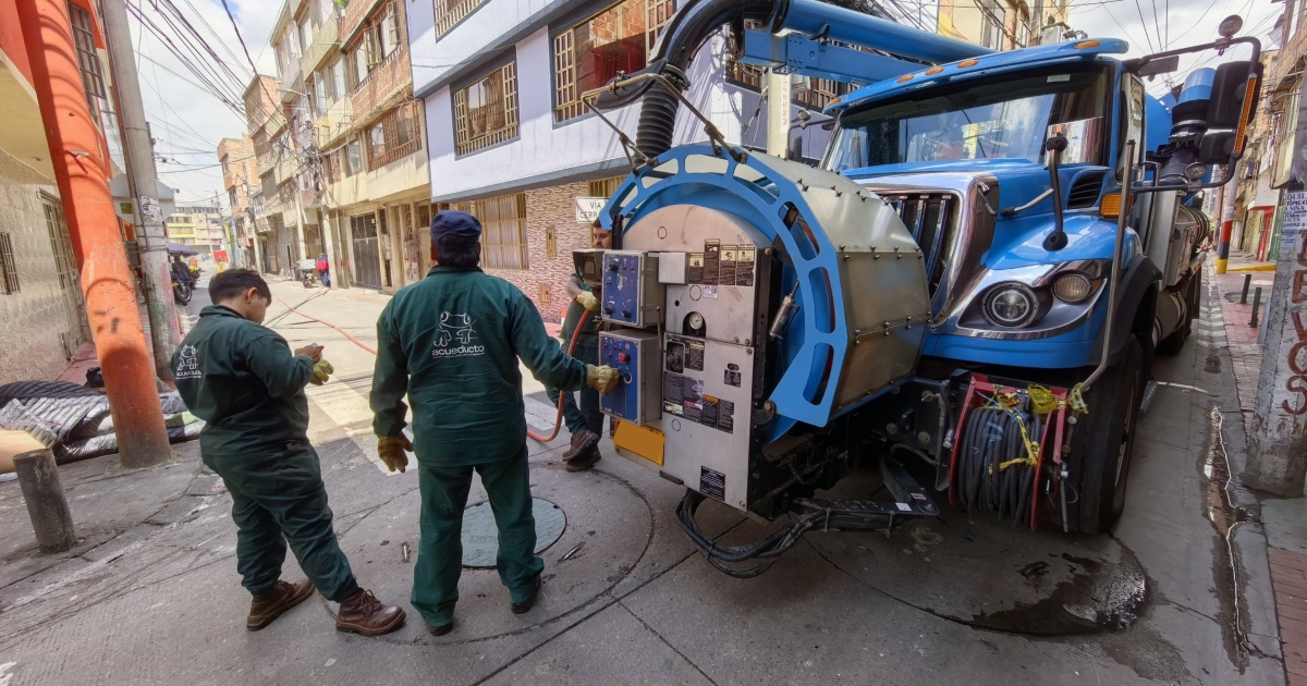 Foto que muestra trabajadores del Acueducto de Bogotá
