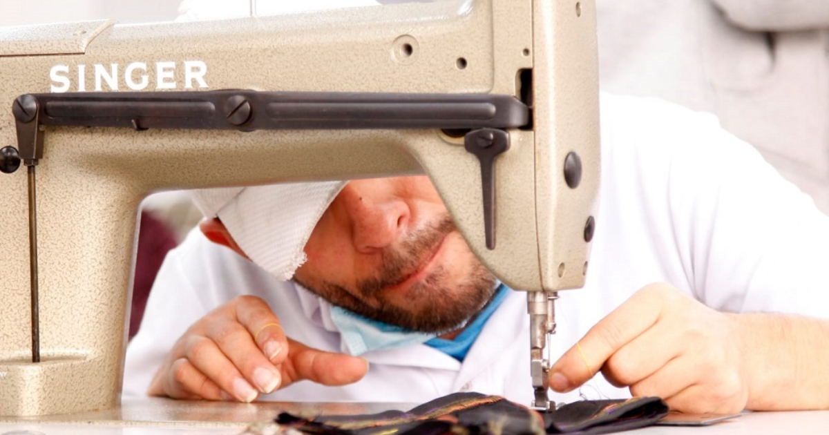 Imagen de una persona cosiendo