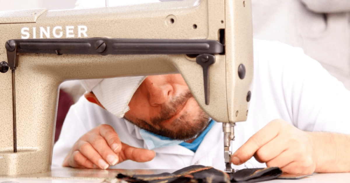 Persona con maquina de coser Foto: Secretaría de Integración Social