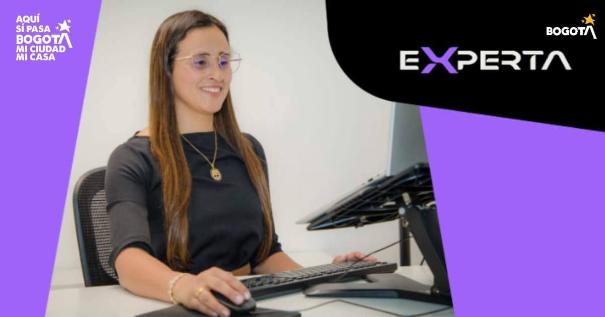 Foto de una mujer accediendo de manera virtual a cursos gratis de 'Experta'.